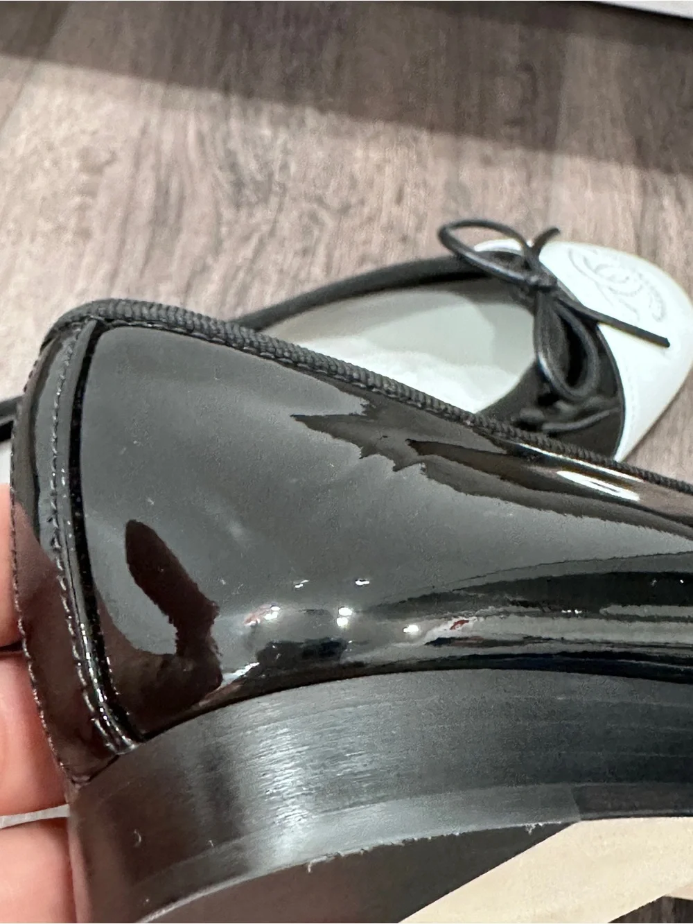 NEW 2026 CHANEL BLACK PATENT LEATHER WHITE CC LOGO CAPTOE BALLET FLATS 38.5C